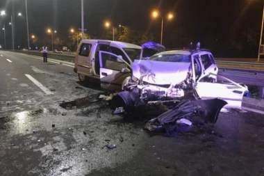 UŽASNA SAOBRAĆAJKA NA VOŽDOVCU: Povređeno 4 MLADIH, automobil ODLETEO!