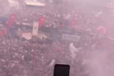 FRANKFURT NA NOGAMA: Ovako su navijači dočekali fudbalere Ajntrahta!