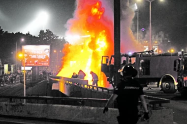 SLAVLJE CRVENO-BELIH: "Giška bus zapalio"