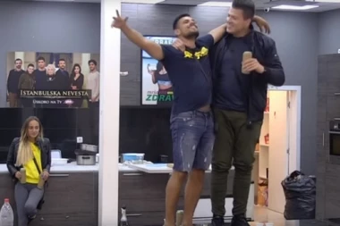 SLOBU OVAKVOG NIKO NIJE VIDEO: Pevač skočio na sto!