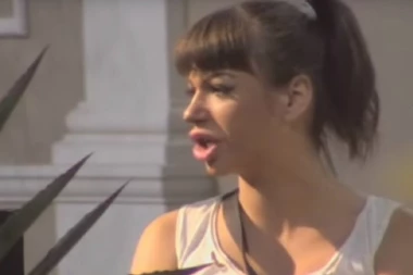 (FOTO) STRAH OD KORONAVIRUSA JE URNISAO: Miljana Kulić sa OVIM na glavi u centru grada, skandalozno!