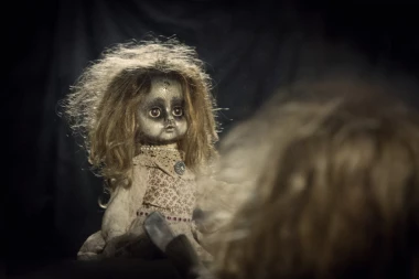 (FOTO) JEZIVO! Devojčica UMRLA od prehlade, a onda je njenoj lutki počela da raste LJUDSKA KOSA