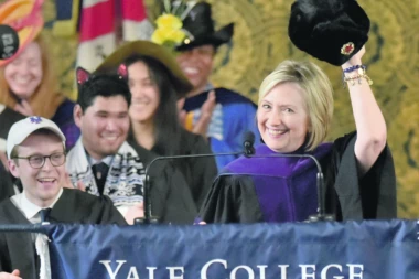 (VIDEO) HILARI SE GLUPIRALA SA PUTINOVOM ŠUBAROM: Propala na izborima, pa bi da bude duhovita