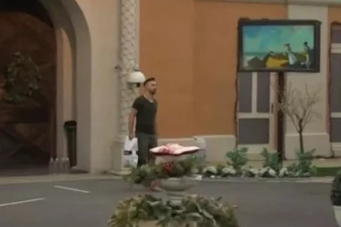 (VIDEO) NAKON ŠTO JE POCEPAO ĆAZIMOVU SLIKU: Teodorin brat Sava ušao u Zadrugu