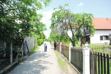 ODGURNUO DEVOJČICU (15) NA KREVET I POČEO DA JE DIRA PO GRUDIMA I NOGAMA: Jezivi detalji hapšenja pedofila (72) iz Ovče!