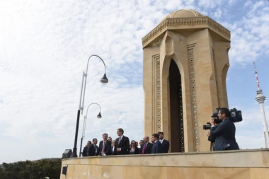 Vučić se sastao sa predsednikom parlamenta Azerbejdžana