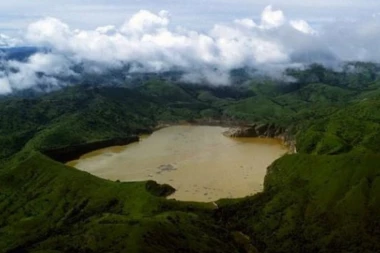 (FOTO) JEZERO SMRTI: UBILO HILJADE LJUDI I ŽIVOTINJA, SAD PRETI DA EKSPLODIRA!