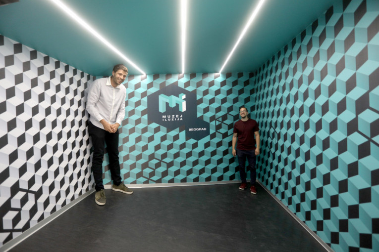 U jednom uglu "ames" sobe stoji gorostas, u drugom patuljak! Doživite kako vam se čovek pred očima smanjuje i povećava kroz samo par koraka po ovoj neverovatnoj sobi iluzija!