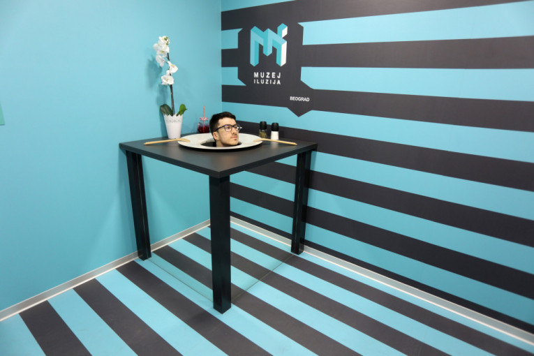 Oduvek ste želeli nečiju glavu na tacni? Vreme je da vam se želje ispune! Doživite iluziju skrivenog tela; ne brinite, niko se ovde neće ozlediti, a svi će se dobro zabaviti!