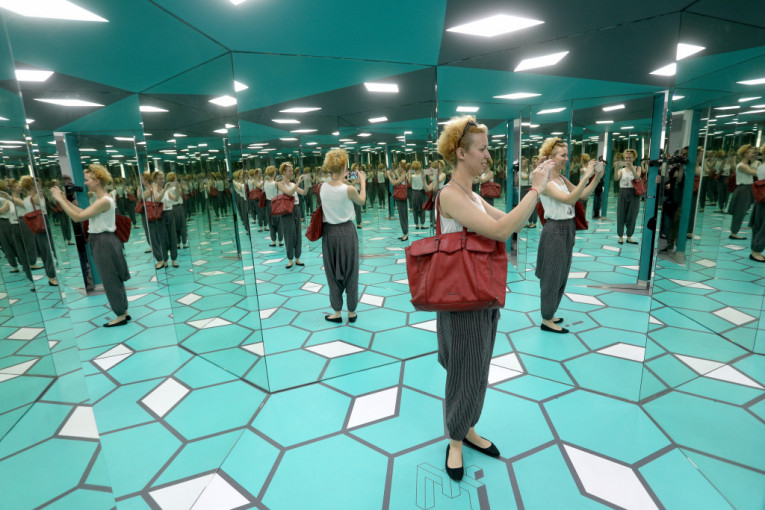 Znate li gde zabavi i čuđenju nema kraja? U beskrajnoj sobi, sobi ogledala! Naizmenično postavljeni paravani i ogledala, u punoj visini zidova, posetiocu kroz kretanje u prostoru, stvaraju iluziju beskonačne sobe.