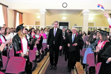 UMALO SAM ZAPLAKAO ZBOG "BOŽE PRAVDE": Predsednik Srbije oduševio azerbejdžanske studente