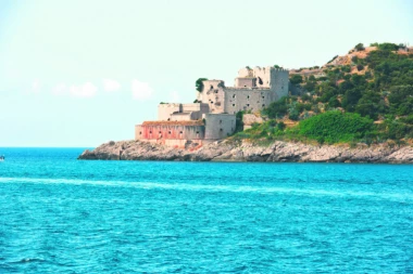 Skandal u Crnoj Gori: Na školskom brodu pronađeno brdo droge, ronioci pretražuju more, vojna policija na licu mesta!