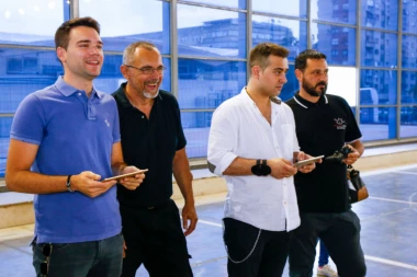 BOJAN I STEFAN U AKCIJI: Glumci upravljanju dronovima