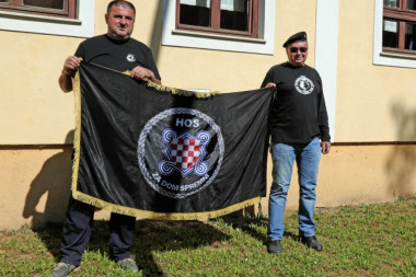 (FOTO) SKANDAL U HRVATSKOJ: Sveštenik okačio zastavu sa ustaškim pozdravom