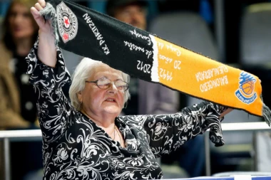 (FOTO) MOŽE I OVAKO: Ljubav prema klubu ne zna za godine!