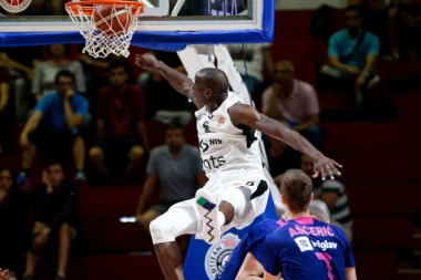 (FOTO) OGLASIO SE I BONDŽA SI: Hvala, crno-bela porodico!