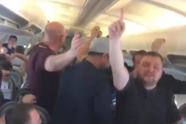 (VIDEO) LUDNICA NA LETU ZA KIJEV: Navijači Liverpula umalo srušili avion!