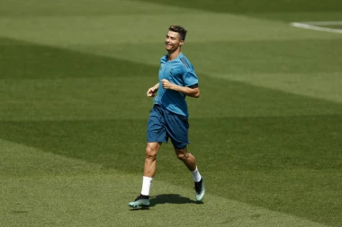 GOTOVO JE! Pukla je jedna od najvećih transfer bombi: Ronaldo obukao crno-belo