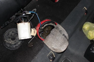 ZAPLENA NA BAČKIM VINOGRADIMA: 550 paklica cigareta krio u REZERVOARU