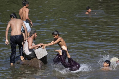 NA OVOJ TEMPERATURI SE TOPI PAKISTAN: Talas paklene vrućine odneo 65 ŽIVOTA!