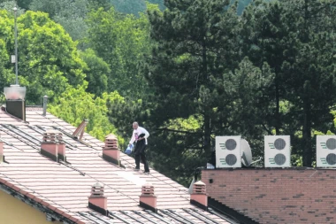 (FOTO) VODITE GA U LAZU: Biznismen 4. put visio na krovu