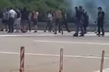 (VIDEO) POJAVIO SE SNIMAK: Evo kako su se "grobari" međusobno tukli