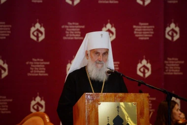 Patrijarh Irinej: Bezbožnici su digli ruku na svetinje gospodnje