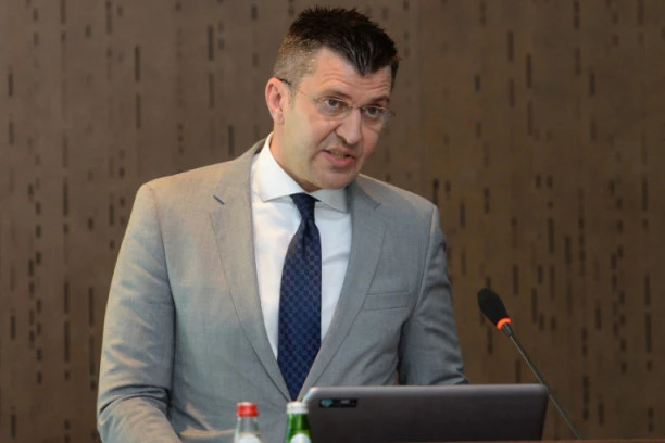 Đorđević reagovao na gnusne laži Borka Stefanovića: Vlada Srbije štiti svakog radnika