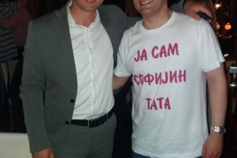 (FOTO) POGLEDAJTE sa kim je Vuk Jeremić slavio rođenje ćerke i kakvu je majicu nosio