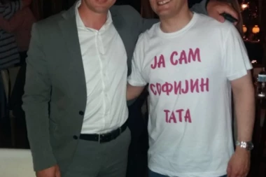 (FOTO) POGLEDAJTE sa kim je Vuk Jeremić slavio rođenje ćerke i kakvu je majicu nosio