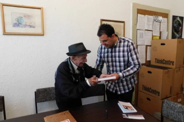 BOL U PROKUPLJU: Prvoslav (90) jedini na proslavi 70 godina mature!