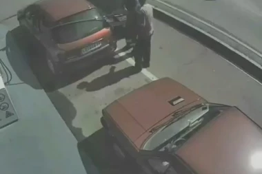 (VIDEO) JEZIVA NESREĆA U MALOM ZVORNIKU: Pogledajte kako je automobilom pokosio pumpadžiju