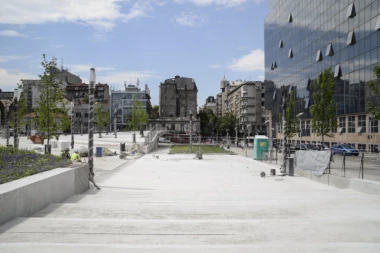 BAHATI MILJKOVIĆU, KADA ĆEŠ ZAVRŠITI SLAVIJU? Plato u centru Beograda pravo ruglo