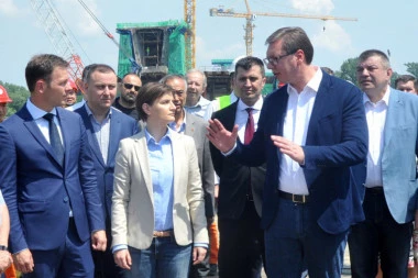 (FOTO) PREDSEDNIK I PREMIJERKA OBIŠLI KORIDOR 11