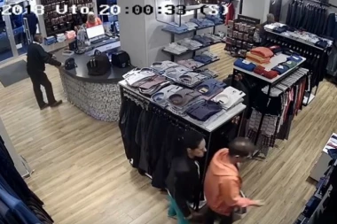 (VIDEO) LOPOVI OPELJEŠILI BUTIK U BEOGRADU: Upali usred bela dana i na foru ukrali košulje