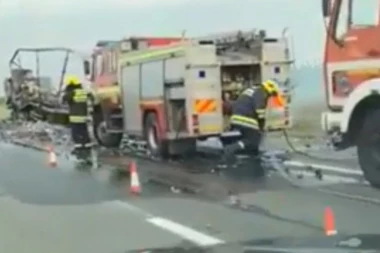 (VIDEO) SNIMAK JEZIVE EKSPLOZIJE KOD PEĆINACA: Od zapaljenog šlepera nije ostalo ništa