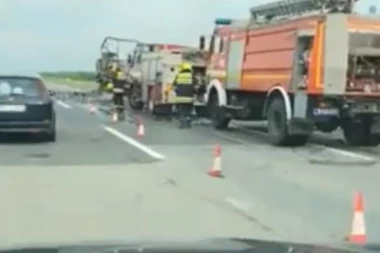 SNAŽNA EKSPLOZIJA NA AUTOPUTU KOD PEĆINACA: Zapalio se šleper, ogroman zastoj