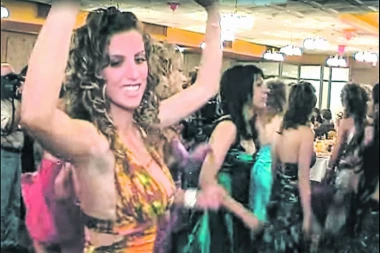 MATURANTKINJE ZA 500 EVRA PUMPAJU USNE: Devojčice na maturske žurke idu kao starlete