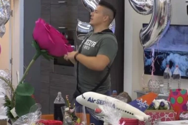 (VIDEO) EVO ŠTA JE SLOBA PRUŽIO KIJI ZA ROĐENDAN: Luna sve posmatrala pa IZGORELA od ljubomore!