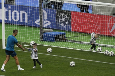 ONI ĆE BITI NJIHOVA NAJVEĆA PODRŠKA: Fudbaleri Reala na treningu sa svojom decom