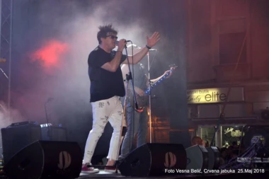 Spektakularni koncert "Crvene jabuke" u Sremskoj Mitrovici