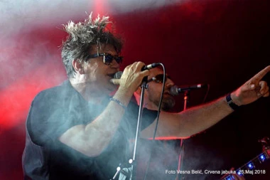 (VIDEO) PEVAČI I SPORTISTI BESNI! SRBIJI PRETI ZAKLJUČAVANJE, a CRVENA JABUKA ODRŽALA DVA KONCERTA ZAREDOM!