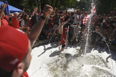 (VIDEO) PATOSIRAO GA: Huligan maltretirao navijača Liverpula, a onda ga je momak koji prodaje šalove sastavio sa zemljom!