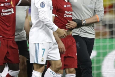 (FOTO) Ronaldo pogledom ubio Salaha pre meča