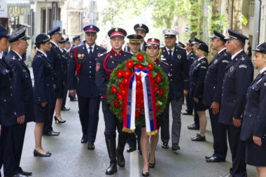 DANAS JE I SLAVA MINISTARSTVA: Sečenje kolača i spomen ploča prvom ministru policije!