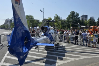 (FOTO) NEVIĐENO DO SADA! Helikopter "gazela" sleteo u samom centru Beograda!