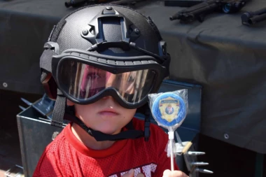 (FOTO) SRUŠEN POZNATI STRAH OD "ČIKA POLICAJCA": Mališani ulepšali Dan policije!