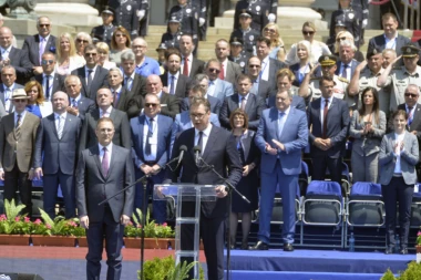 Za kraj ceremonije VUČIĆ OHRABRIO POLICAJCE: Vi ste naš ŠTIT