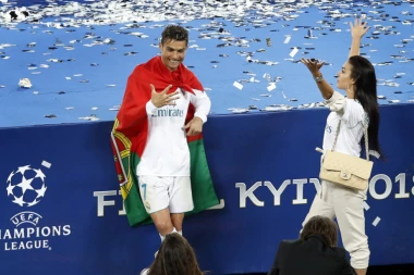 (VIDEO, FOTO) RONALDOVA CICA IZAZIVA: Lepa Heorhina pokazala guzu!