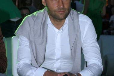 (PAPARACO FOTO) TOŠIĆ SA ĆERKAMA, OD JELENE NI TRAGA, NI GLASA! Fudbaler podgrejao glasine o razvodu!